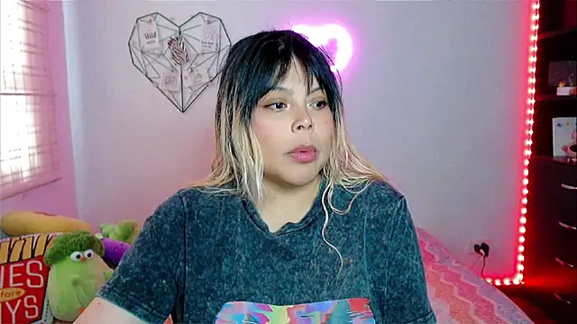 Snapshot of EllieMoonX chatting on February 20, 2026, 9:50 pm EllieMoonX online show from February 20, 2026, 9:50 pm