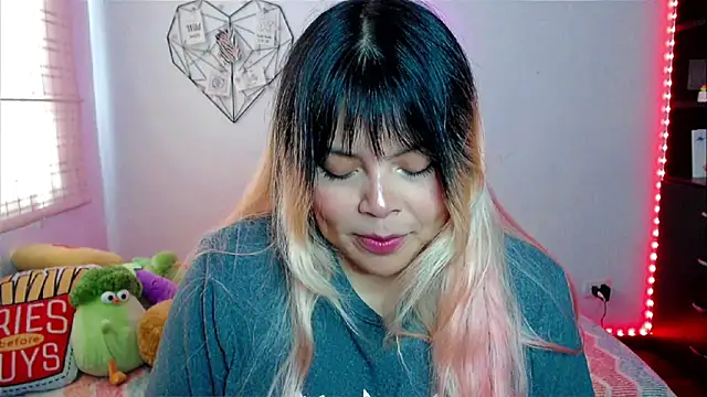 Snapshot of EllieMoonX chatting on February 11, 2026, 8:31 pm EllieMoonX online show from February 11, 2026, 8:31 pm