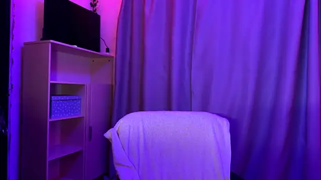 LunaCrave online show from November 27, 2025, 2:39 pm