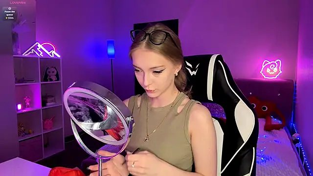 EvaPeace online show from March 25, 2026, 1:21 pm