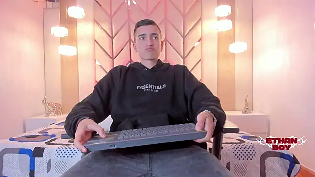 Snapshot of Ethan_Boy_ chatting on February 19, 2026, 8:17 pm Ethan Boy online show from February 19, 2026, 8:17 pm