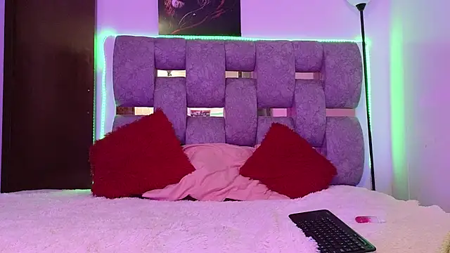 alix kitty online show from December 15, 2025, 8:03 pm