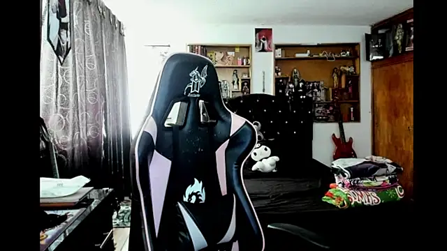 Snapshot of Maki_Zein_ chatting on February 3, 2026, 7:52 pm Maki Zein online show from February 3, 2026, 7:52 pm