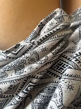 hummingbirds1612 online show from February 22, 2026, 4:48 am