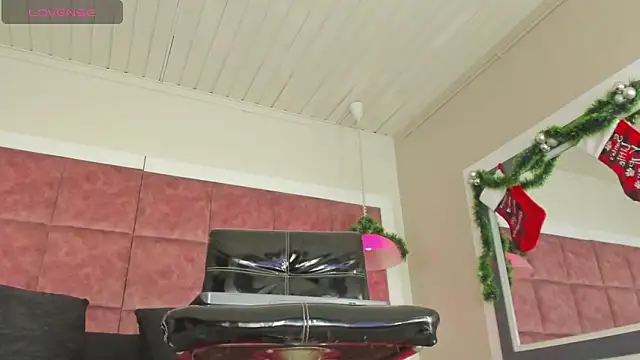 Shara Goddes05 online show from December 15, 2025, 2:23 pm