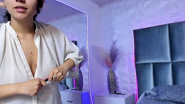 HollyPeach online show from December 15, 2025, 7:52 pm