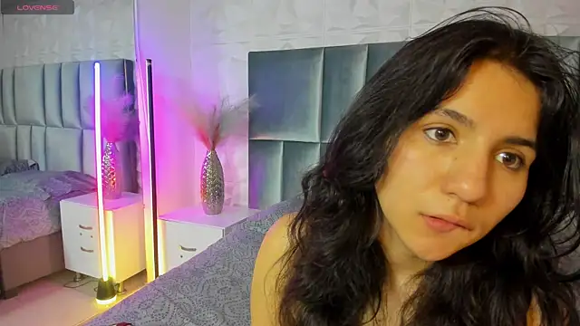 Snapshot of HollyPeach chatting on July 6, 2026, 7:38 pm HollyPeach online show from July 6, 2026, 7:38 pm