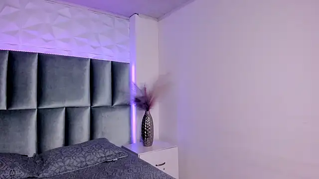 HollyPeach online show from December 22, 2025, 7:47 pm