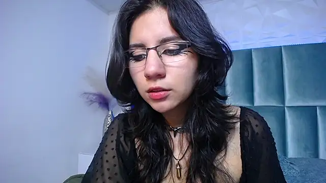 HollyPeach online show from December 1, 2025, 7:48 pm