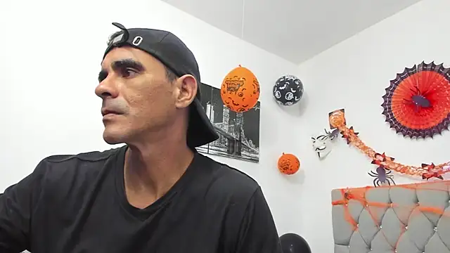 Snapshot of Sofi_And_Santy chatting on October 15, 2025, 1:26 am Sofi And Santy online show from October 15, 2025, 1:26 am