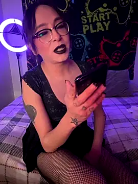 MiniMonroe online show from November 6, 2025, 9:46 am