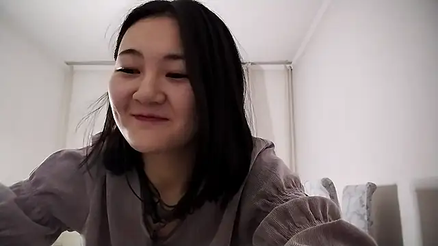 Lyndasilk online show from November 10, 2025, 3:28 pm