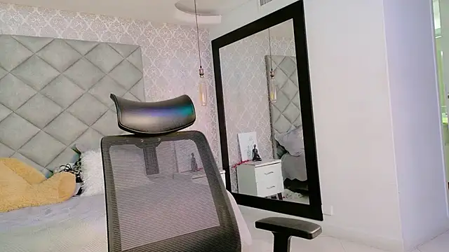 CARO ADAMS1 online show from February 5, 2026, 11:06 am