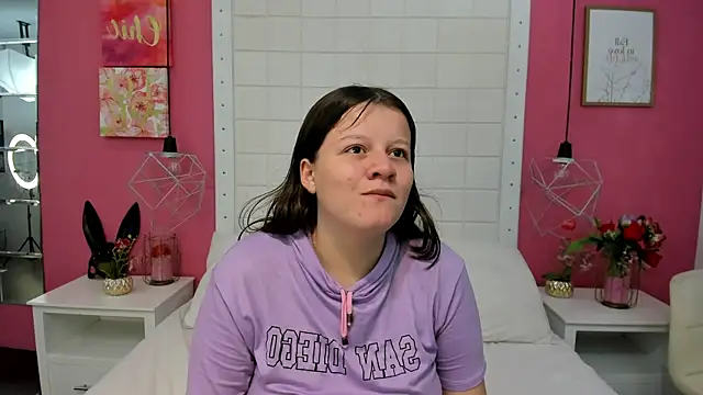 mia sweetie0 online show from December 3, 2025, 12:15 pm