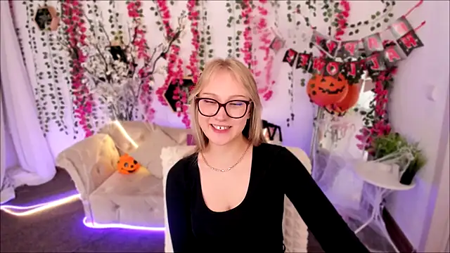 Snapshot of AnnieGitis chatting on October 15, 2025, 8:28 pm AnnieGitis online show from October 15, 2025, 8:28 pm