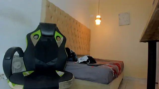 Hotblosson online show from December 18, 2025, 1:26 pm