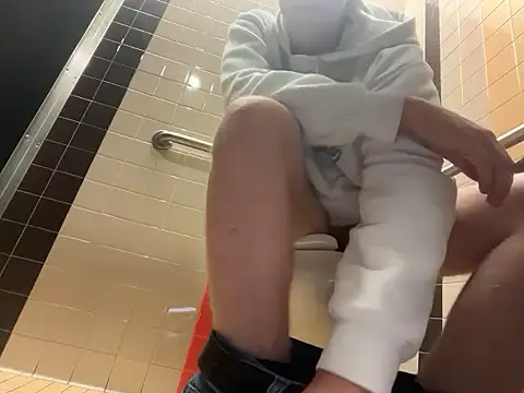 eddieeeeee1232 online show from November 3, 2025, 5:49 pm