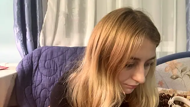 AmeliLia online show from December 20, 2025, 4:43 pm