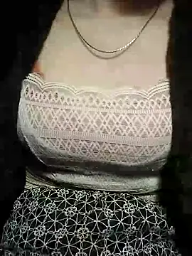 YiyinLy online show from December 17, 2025, 8:25 pm