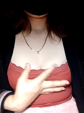 YiyinLy online show from October 24, 2025, 9:47 pm