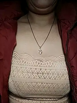 YiyinLy online show from November 25, 2025, 7:14 pm