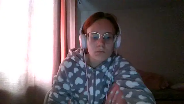 Snapshot of LuckySLove chatting on June 17, 2026, 5:23 pm LuckySLove online show from June 17, 2026, 5:23 pm