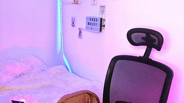 Snapshot of Emily_Lindey chatting on February 19, 2026, 8:22 am Emily Lindey online show from February 19, 2026, 8:22 am