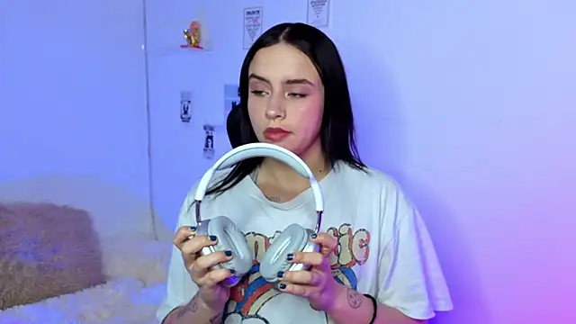 Snapshot of Emily_Lindey chatting on February 13, 2026, 1:00 pm Emily Lindey online show from February 13, 2026, 1:00 pm