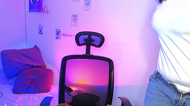 Emily Lindey online show from April 14, 2026, 3:55 am