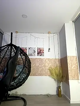 Nahomy cute1 online show from November 27, 2025, 9:37 pm