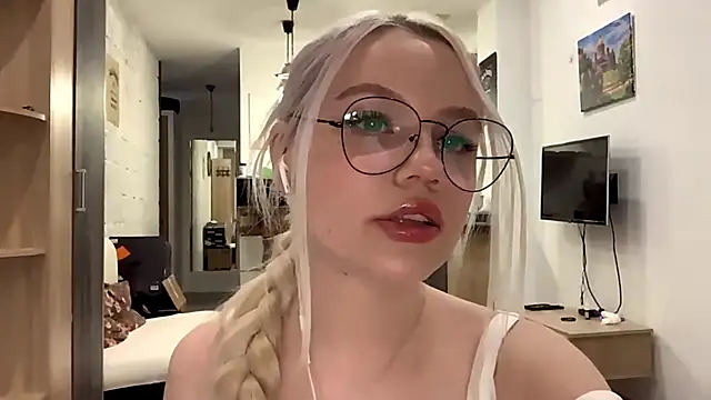 Snapshot of LupeLewitt chatting on October 29, 2025, 4:06 pm LupeLewitt online show from October 29, 2025, 4:06 pm