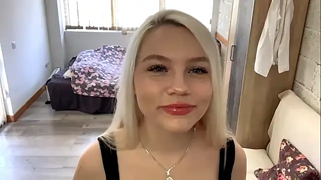 Snapshot of LupeLewitt chatting on November 4, 2025, 10:30 am LupeLewitt online show from November 4, 2025, 10:30 am