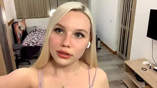 Snapshot of LupeLewitt chatting on October 30, 2025, 5:43 pm LupeLewitt online show from October 30, 2025, 5:43 pm