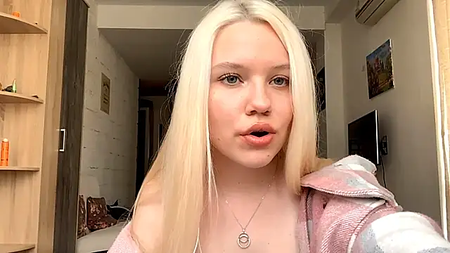 Snapshot of LupeLewitt chatting on October 20, 2025, 12:17 pm LupeLewitt online show from October 20, 2025, 12:17 pm