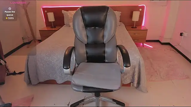 Cat  Moon   online show from December 19, 2025, 8:11 pm