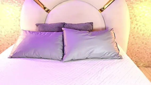 emmy rose25 online show from April 15, 2026, 11:38 am