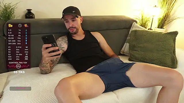 monsieurguitsxxx online show from June 3, 2026, 2:33 pm