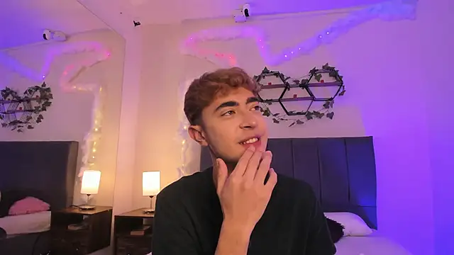 JustinCastiblanco online show from November 22, 2025, 11:53 am