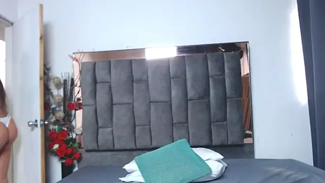 Salmma Milf online show from November 19, 2025, 12:05 pm