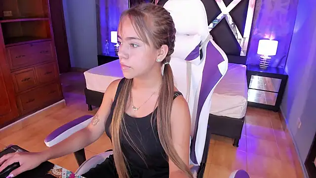 Lily CuteBoobs online show from October 15, 2025, 6:05 pm