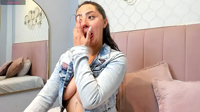 Snapshot of JuliethCruz_ chatting on February 6, 2026, 7:54 pm JuliethCruz online show from February 6, 2026, 7:54 pm