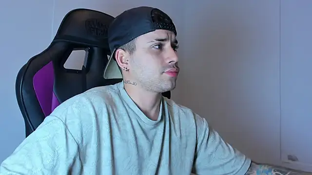 Snapshot of Mike_montoya01 chatting on December 5, 2025, 12:26 pm Mike montoya01 online show from December 5, 2025, 12:26 pm