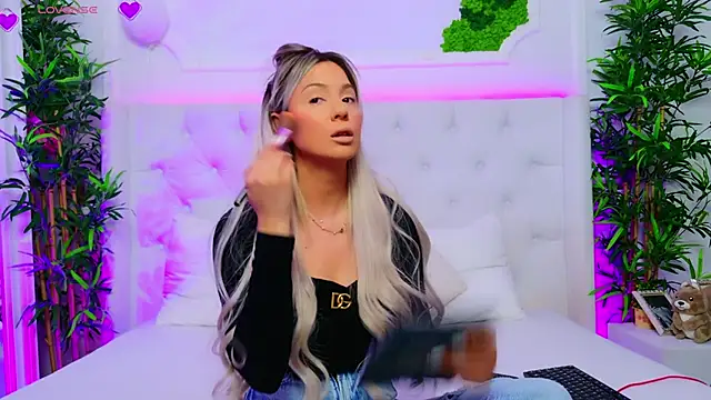 AriannaSins online show from November 5, 2025, 2:31 pm