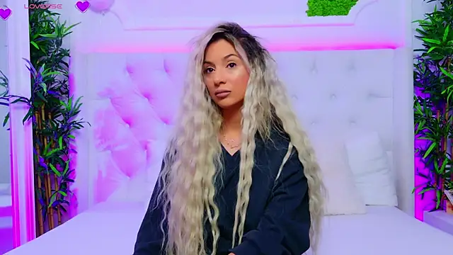 AriannaSins online show from November 4, 2025, 1:37 pm