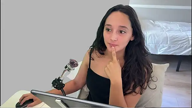 WinnieRin online show from December 3, 2025, 9:03 pm