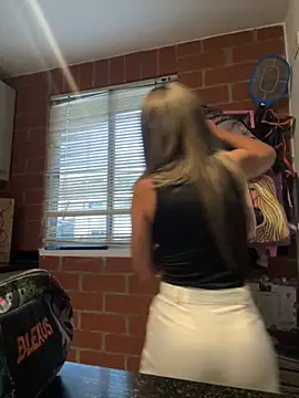 valentina herrrera online show from October 31, 2025, 9:22 pm