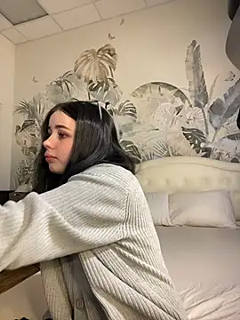 Snapshot of AliceLune chatting on February 4, 2026, 12:22 pm AliceLune online show from February 4, 2026, 12:22 pm