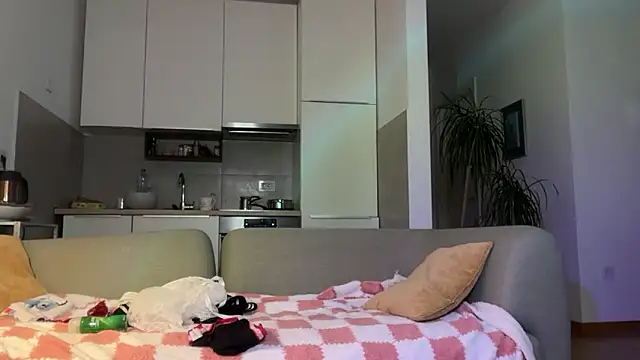 kira yoshika9e online show from April 3, 2026, 6:58 pm