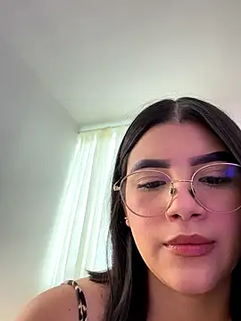 Julietalcl online show from October 28, 2025, 9:03 pm