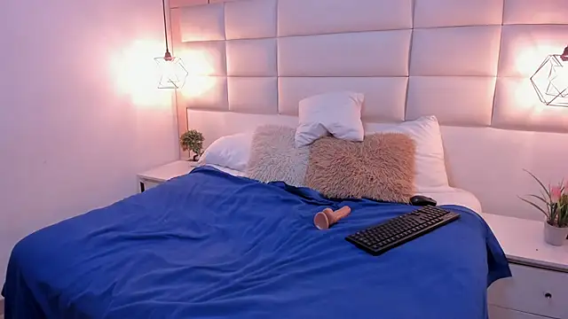 Sara clk online show from November 25, 2025, 7:47 pm